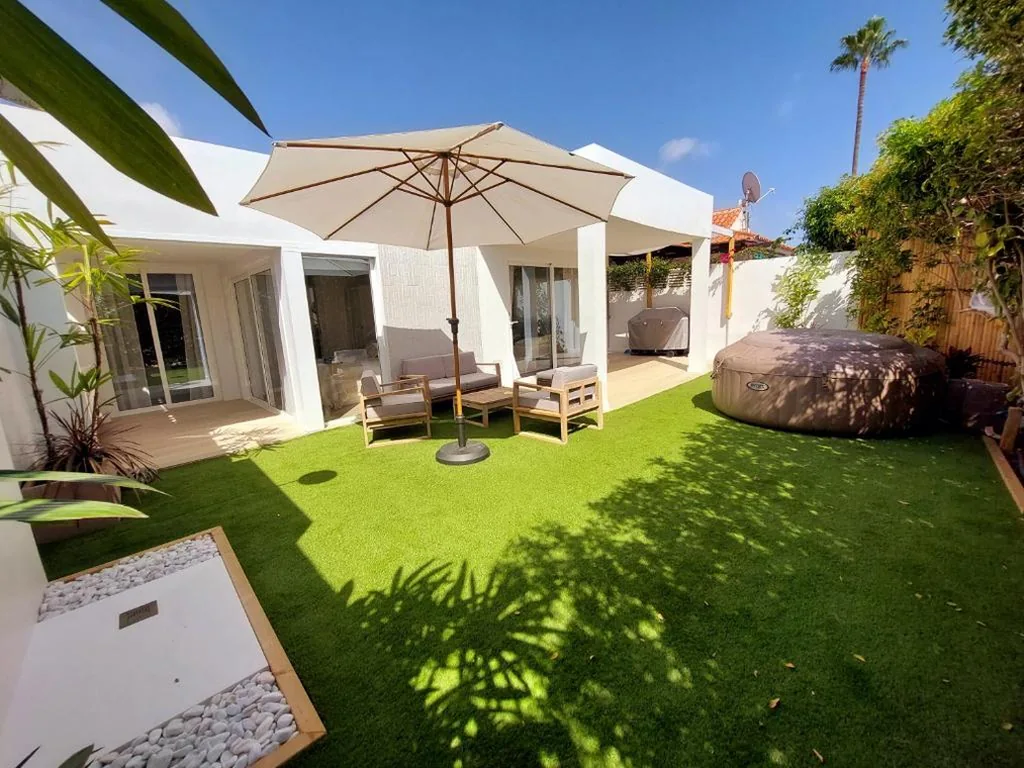Villa mit 2 Schlafzimmern — Bungalow de diseño hidromasajes terraza y piscina.
