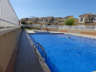 Bungalow moderno luminoso terraza solarium patio - PISCINA COMUNITARIA — foto 3