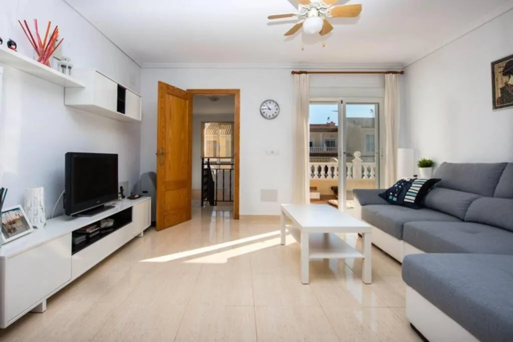 Casa con 2 camere da letto — Bungalow moderno luminoso terraza solarium patio - PISCINA COMUNITARIA