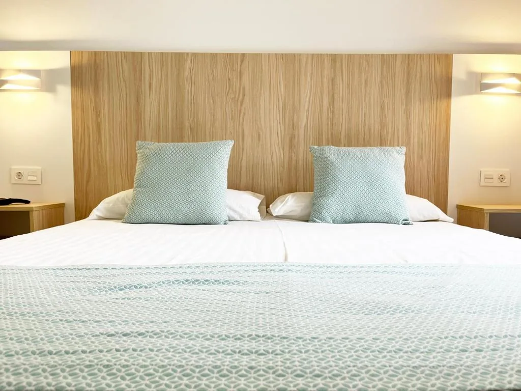 Habitación con cama extragrande. — Bungalows Los Almendros - Exclusive Vacation Club