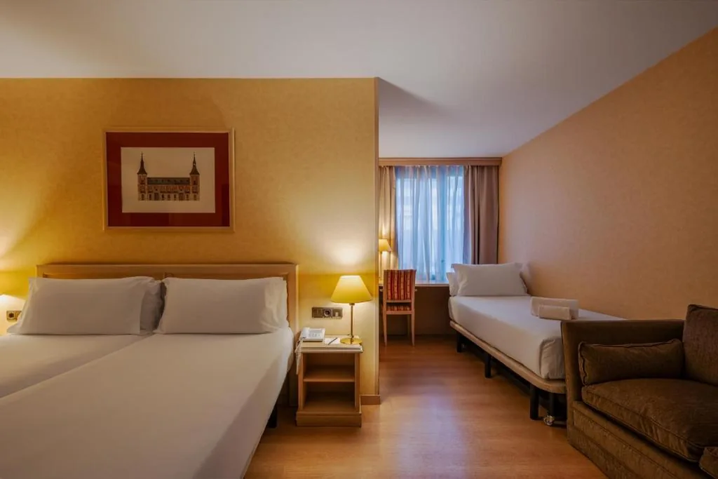 Dreibettzimmer — BYPILLOW Castellana