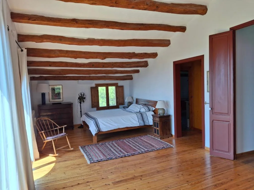 Camera con letto matrimoniale king size e vista sulle montagne — Ca na Marie
