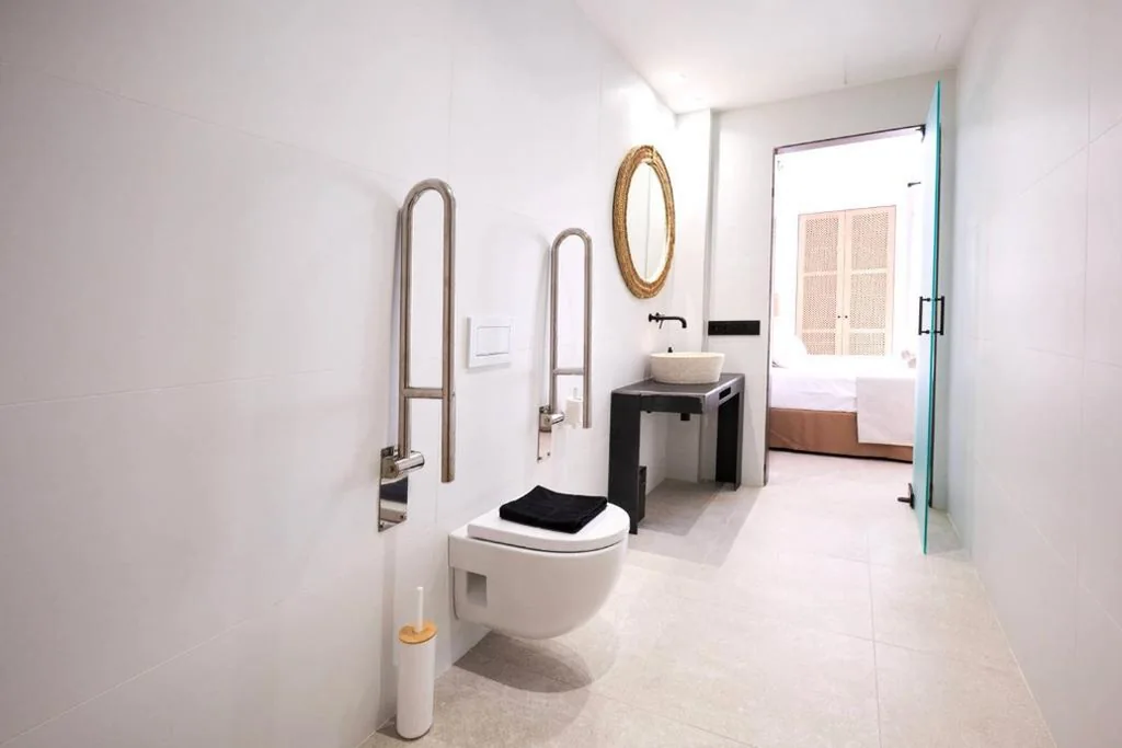 Barrierefreies Doppelzimmer für Personen mit eingeschränkter Mobilität — Ca Sa Pagesa