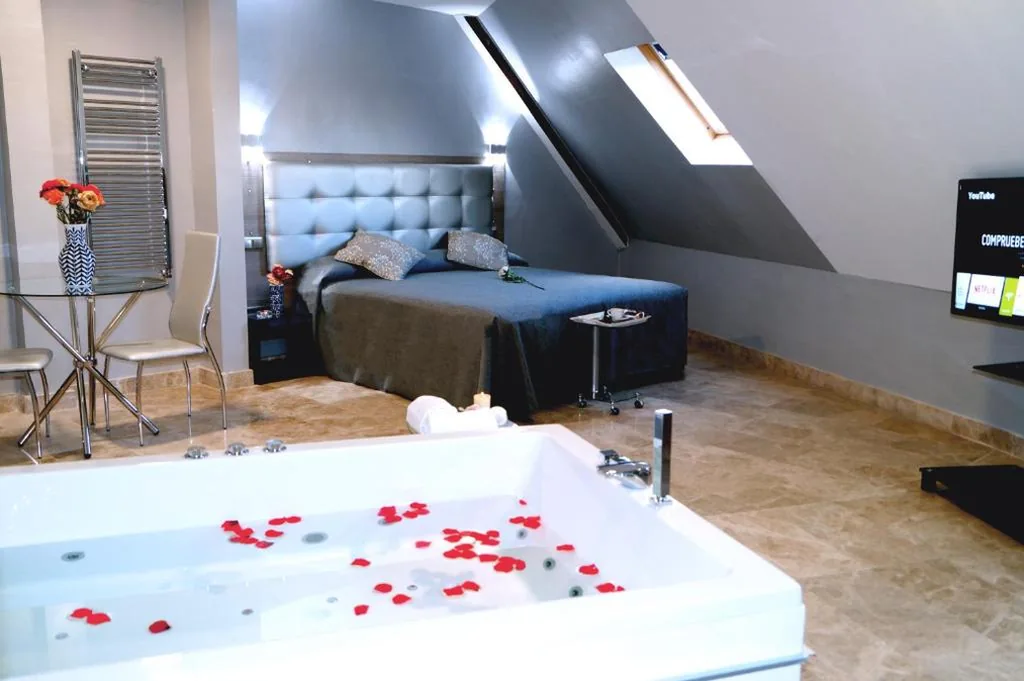 Kamer met groot bed en bubbelbad — Caballero Errante