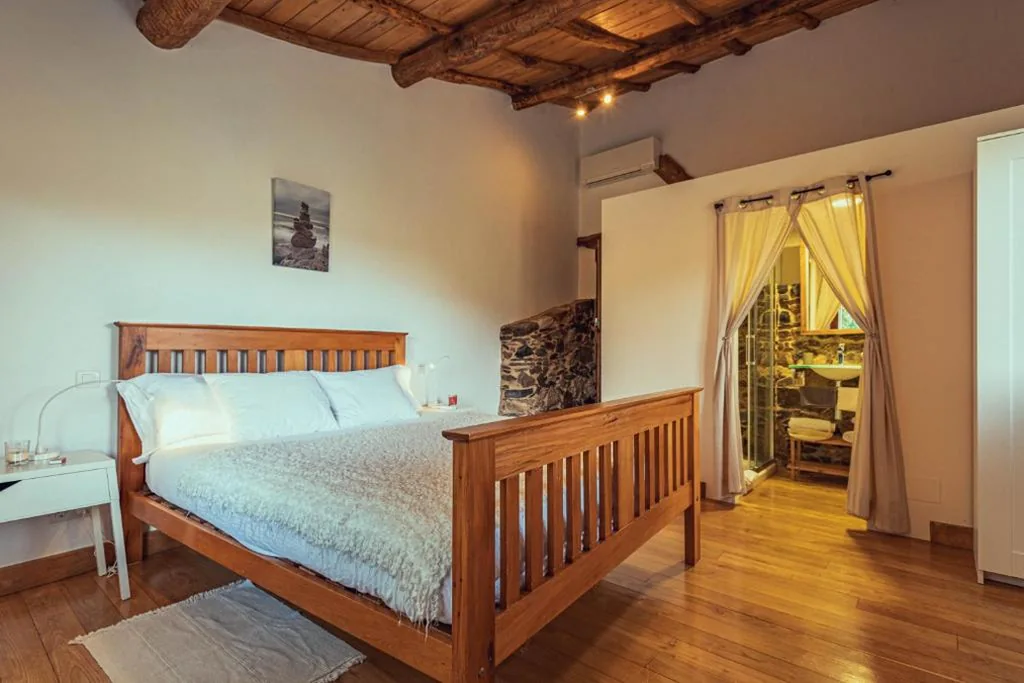 Zimmer mit Kingsize-Bett und Balkon — Cabo Do Mundo Casa Rural