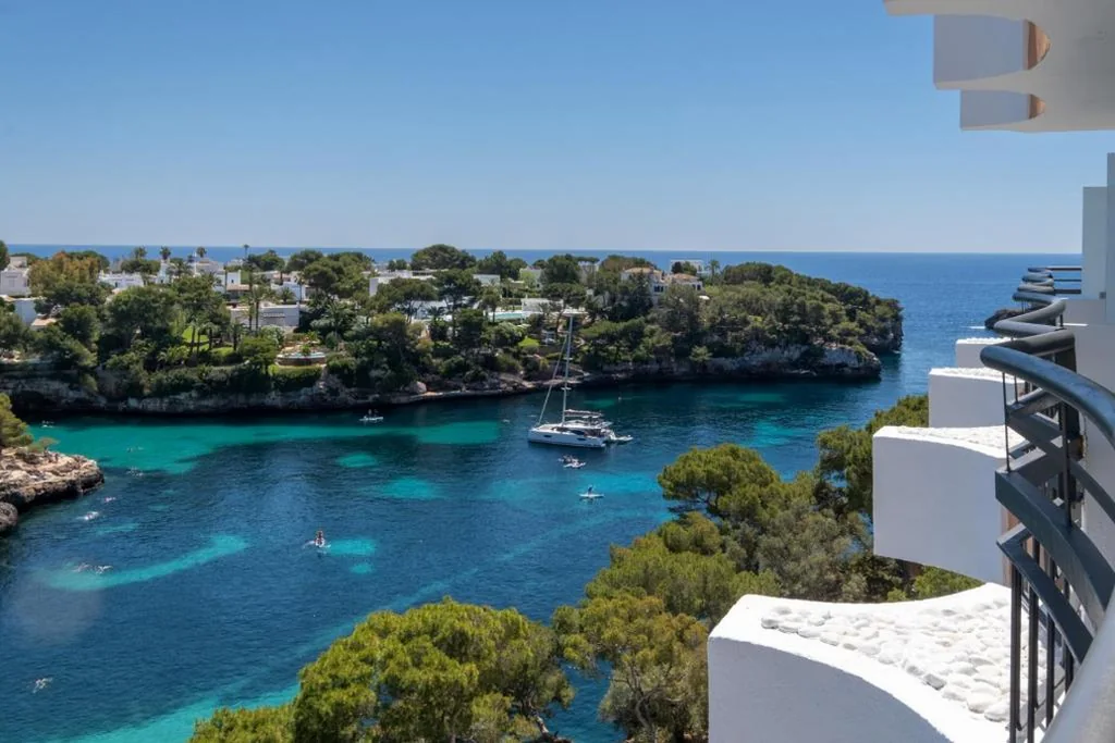 Superior Twin Room with Sea View — Cabot Cala Ferrera