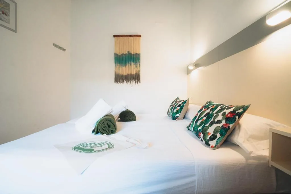 Habitación Doble con baño compartido - 2 camas — Cactus Coliving