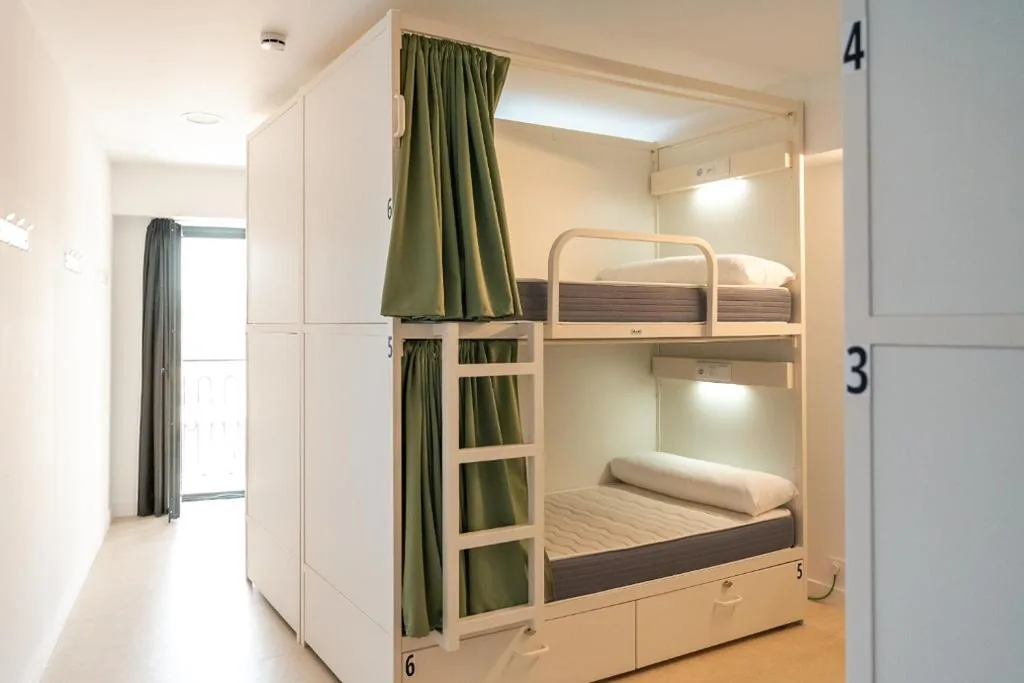 Beliche em quarto partilhado misto — Cal Maco Alberg i centre de visitants