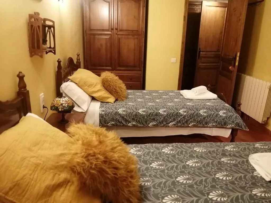 Double Room with Bathroom - 2 Beds — Cal Pons