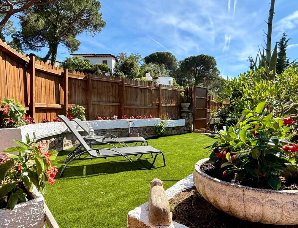 Cala Canyelles Villa & Private Studio with Garden
