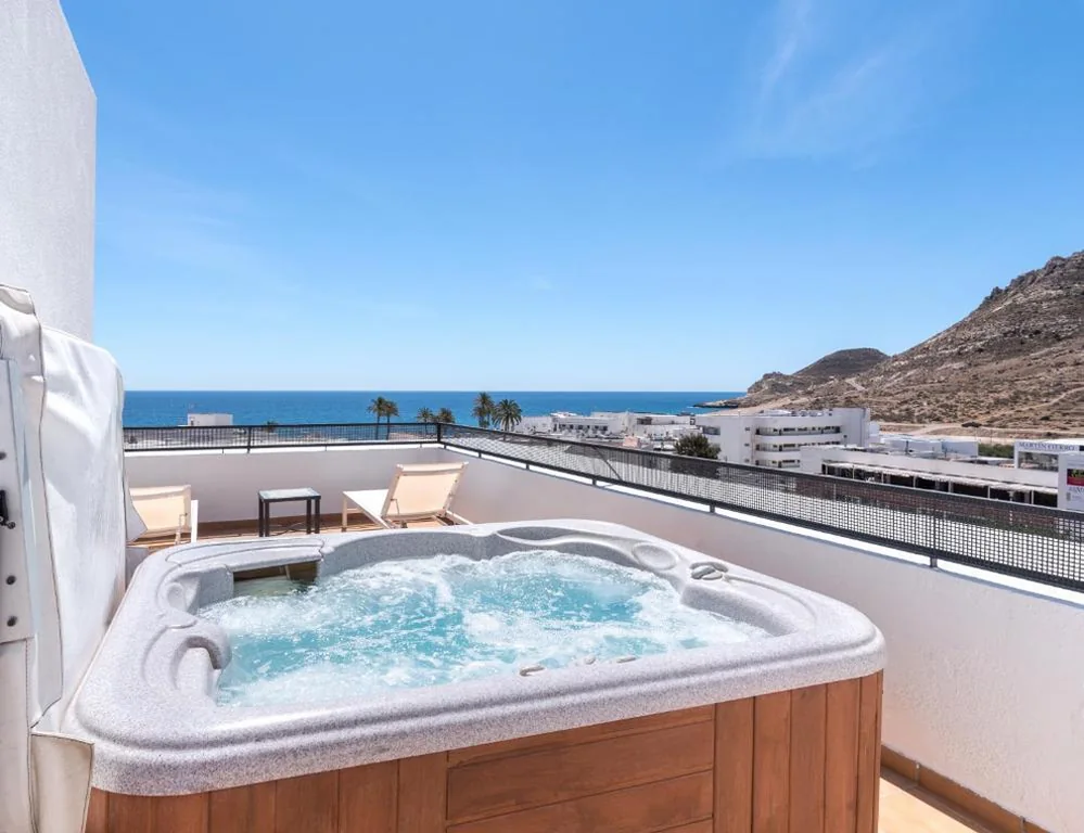 Habitación Doble Deluxe con balcón y vistas al mar — Calachica Las Negras Hotel Boutique