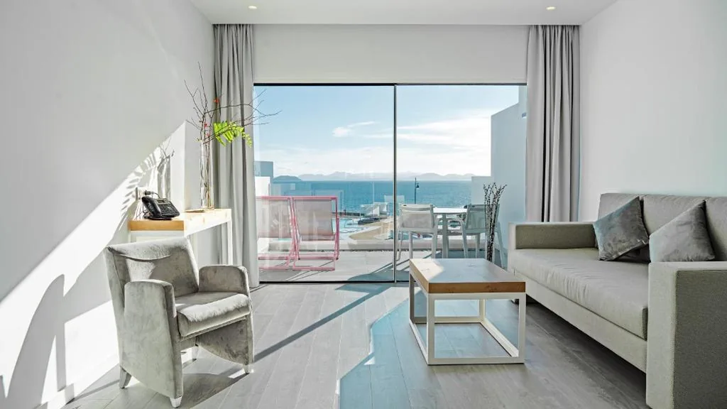 Camera doppia Standard con vista mare - 2 letti — CalaLanzarote Suites Hotel - Adults Only