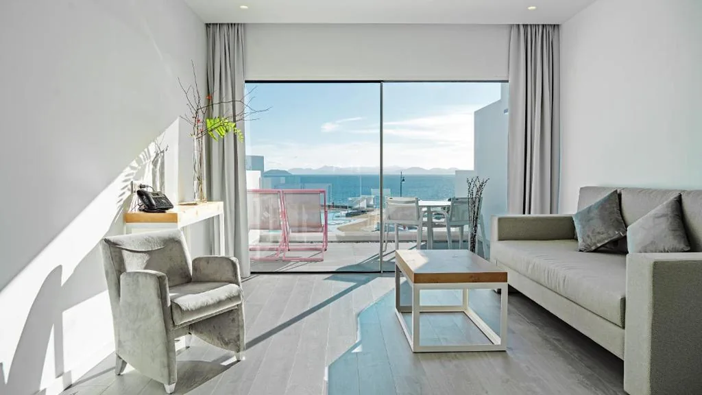 Camera doppia Standard con vista mare - 2 letti — CalaLanzarote Suites Hotel - Adults Only