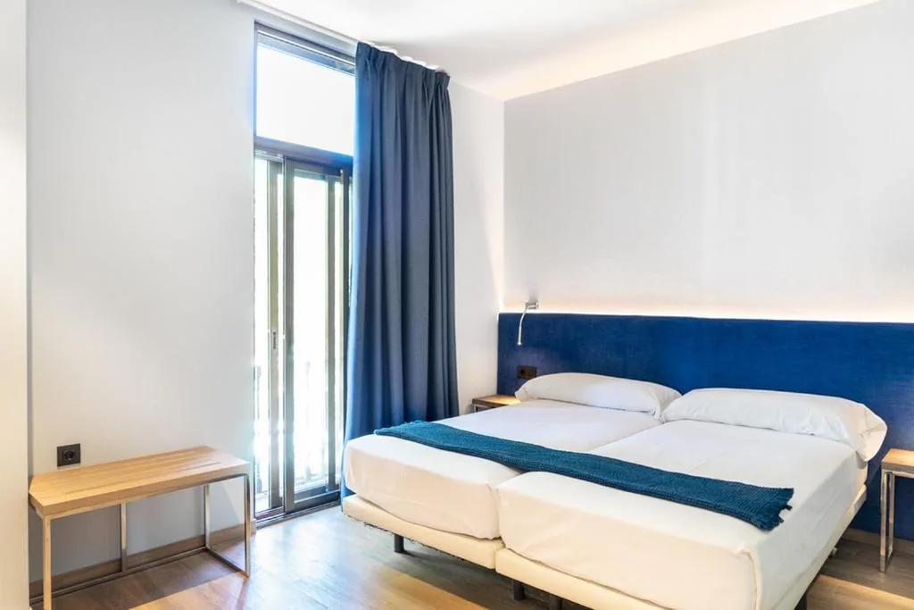 Doppelzimmer mit Balkon – 2 Betten — Caledonian