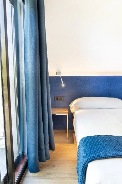 Doppelzimmer mit Balkon — Caledonian