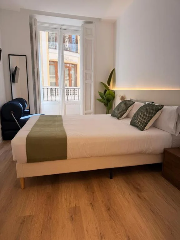 Private Triple Room with private Bathroom and Kitchen — Calle de la Cruz habitaciones