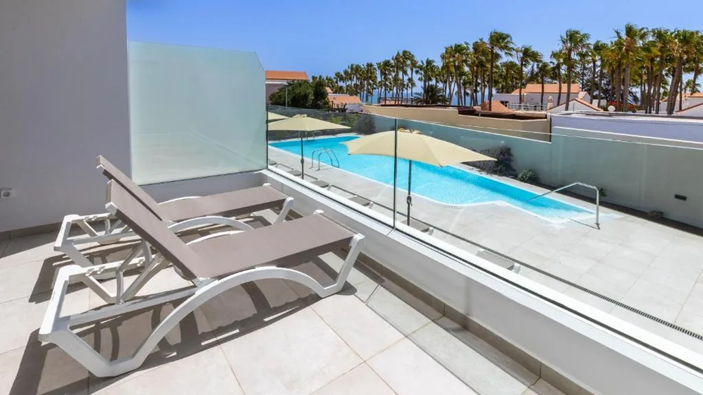 泳池景公寓 — Calm Beach Apartments