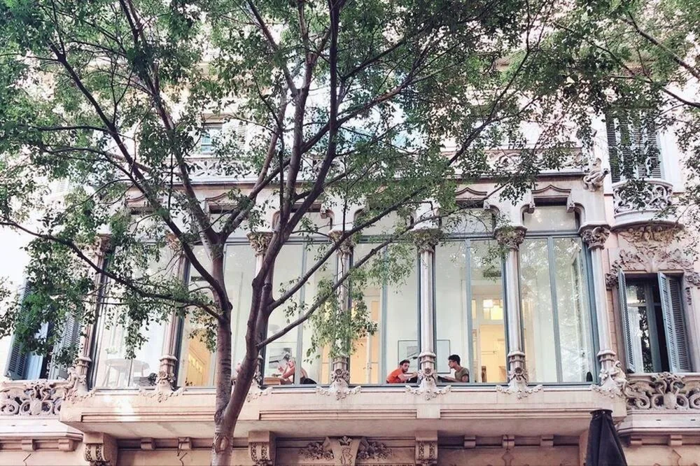Standaard tweepersoonskamer met eigen badkamer — Cami Gallery Barcelona