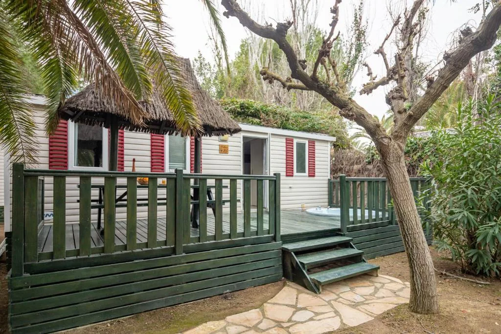 Bungalow met jacuzzi — Camping & Resort La Torre del Sol