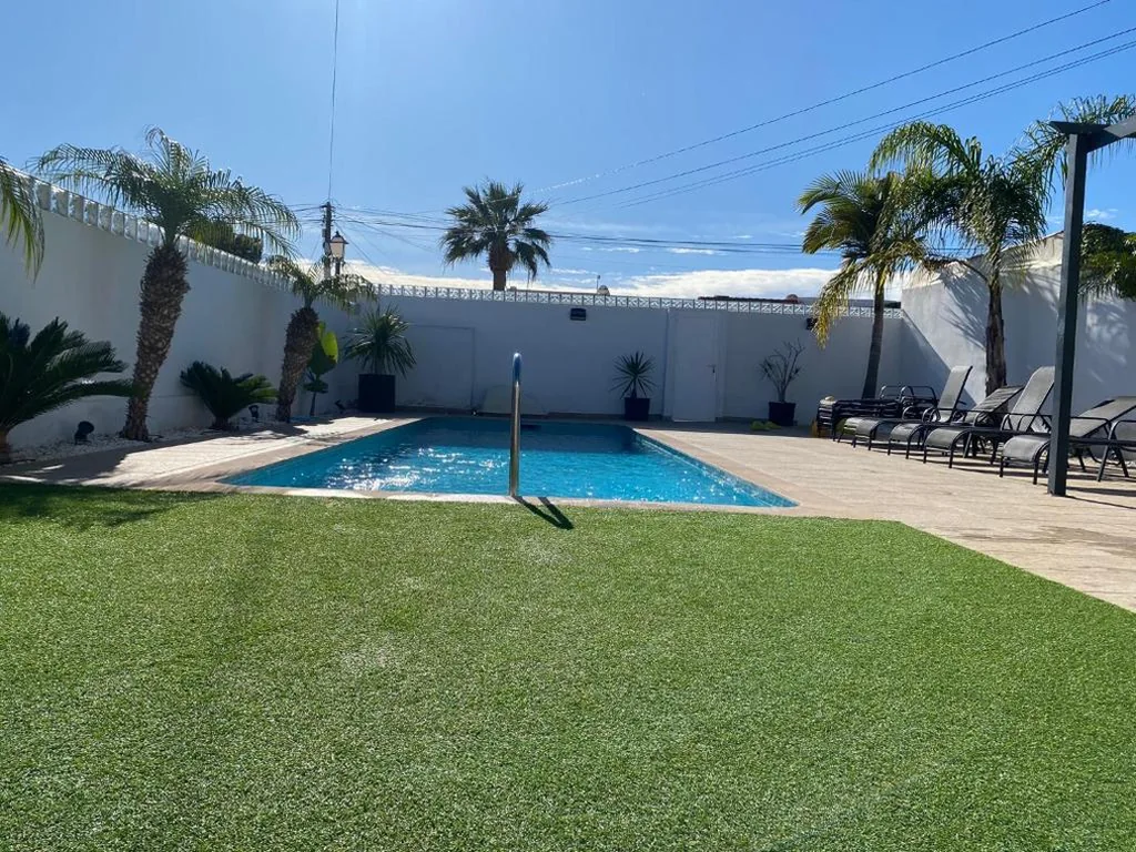 Villa met privézwembad — Campoamor Villa & Private Pool, Garden & Roof Terraces Distant Sea Views