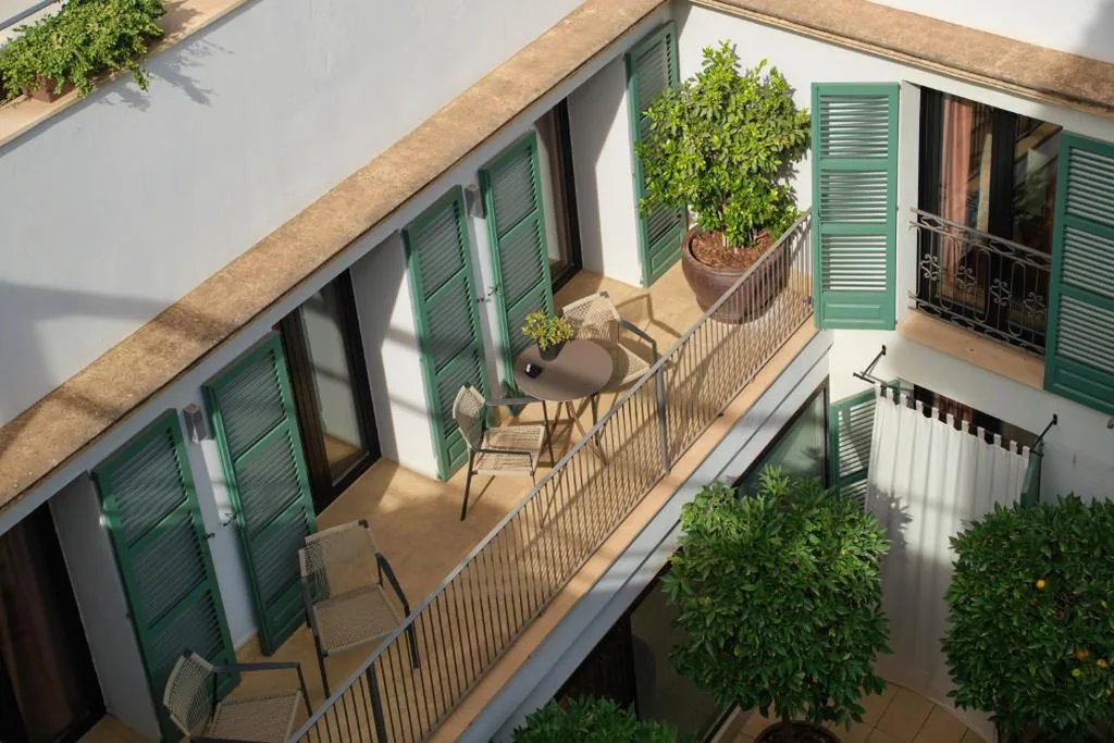 Suite con vistas al patio — Can Alomar Hotel