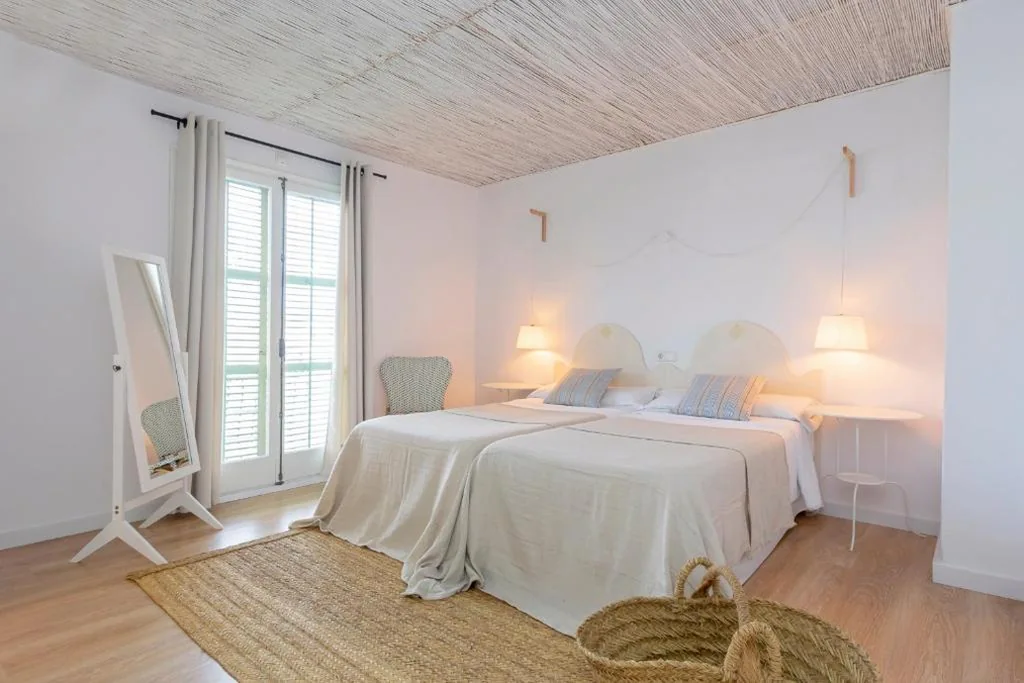 Quarto Duplo com varanda - 2 camas — Can Beia Hostal Boutique