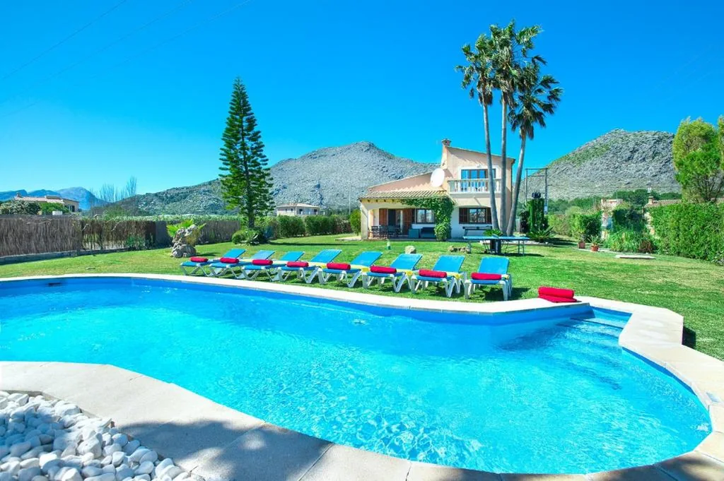 Villa con piscina privada — Can Brenno
