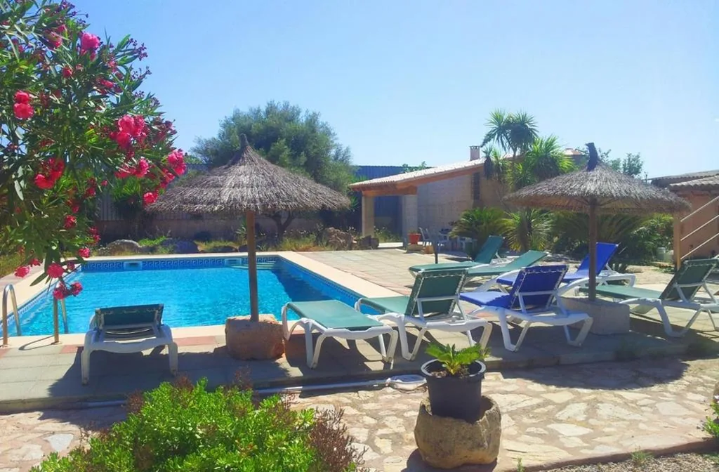 Villa con piscina privada — Can Bril