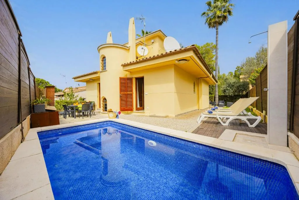 Villa con piscina privada — Can Cuart