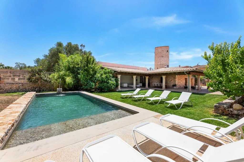 Villa con vistas al jardín — Can Estela