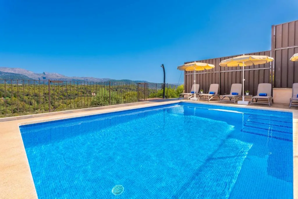 Villa con piscina privada — Can Jaume Fuster