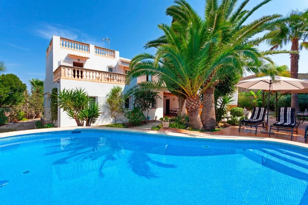 Villa con piscina privada — Can Minu