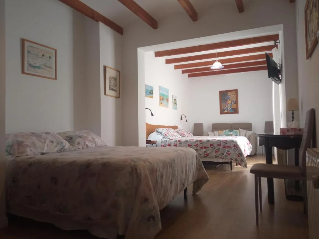Camera quadrupla con balcone — Can Perles casa rural