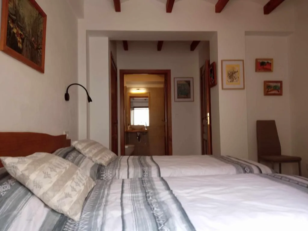 Camera doppia con balcone - 2 letti — Can Perles casa rural