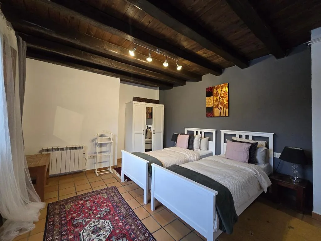 Doppelzimmer mit eigenem Bad – 2 Betten — Can Rossa