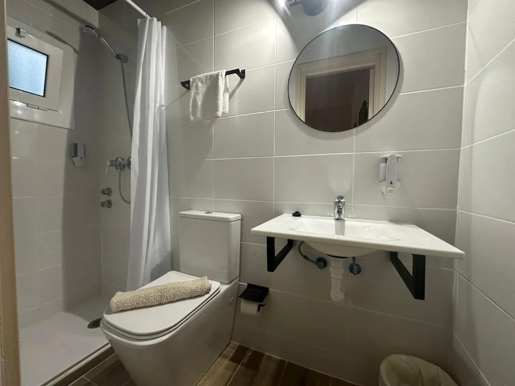 Habitación Doble — Can Setmanes by CozyCatalonia - Hostal Central Blanes