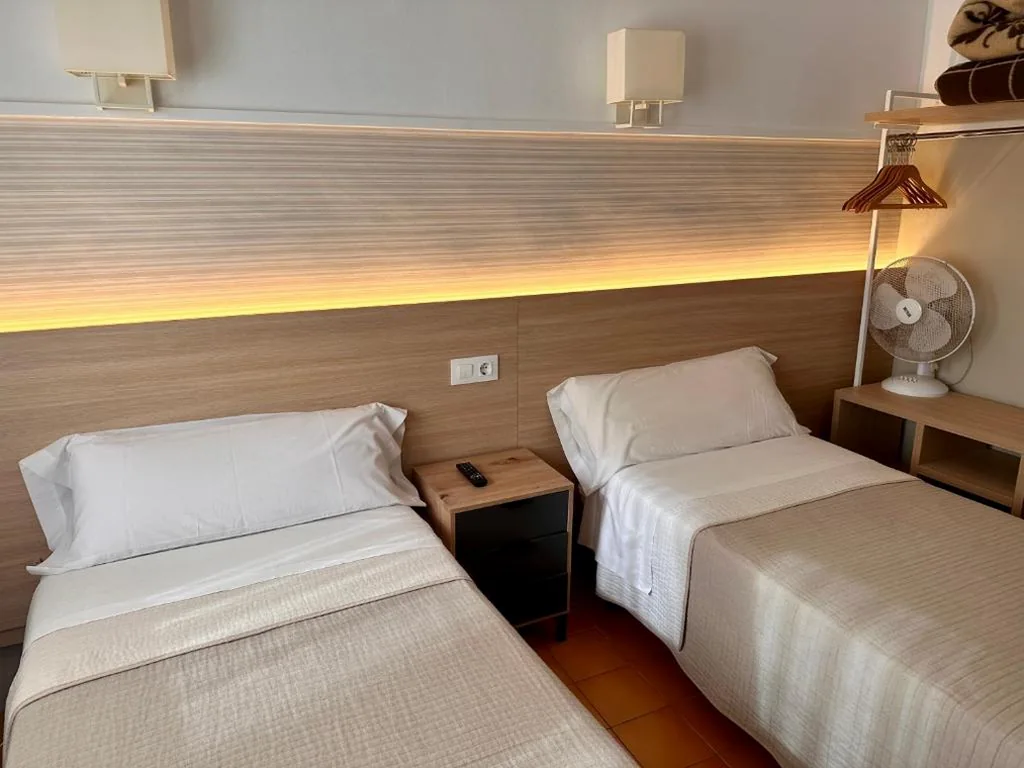 Habitación Doble Superior - 2 camas — Can Setmanes by CozyCatalonia - Hostal Central Blanes