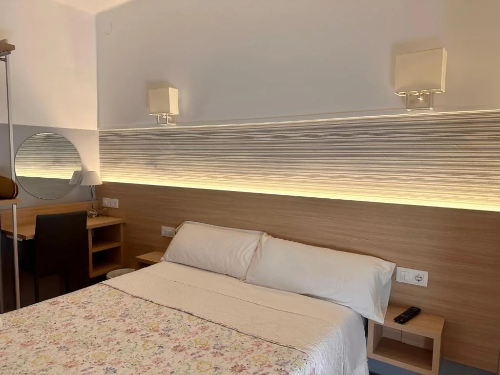 Habitación Doble Superior — Can Setmanes by CozyCatalonia - Hostal Central Blanes