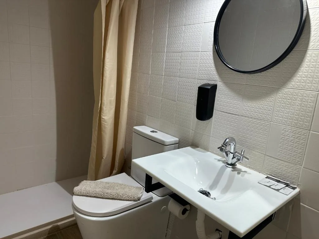 Habitación Individual Estándar — Can Setmanes by CozyCatalonia - Hostal Central Blanes