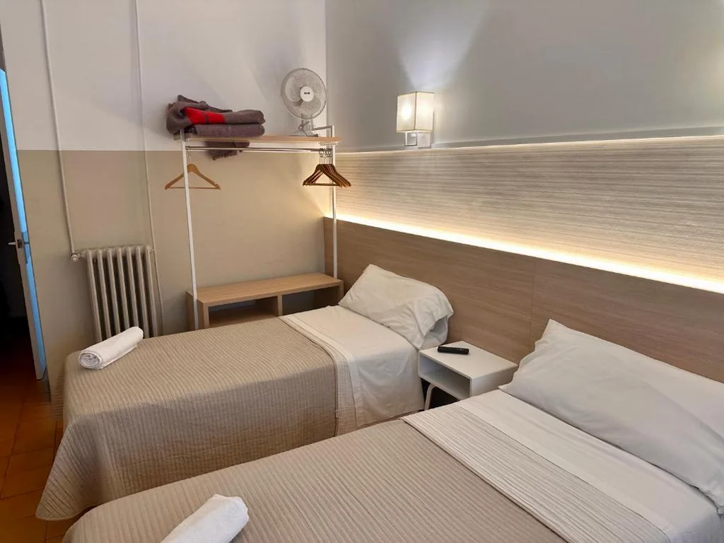 Habitación Triple Confort — Can Setmanes by CozyCatalonia - Hostal Central Blanes