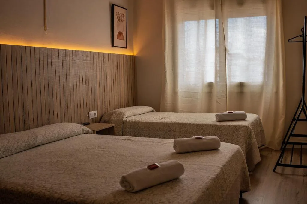 Habitación Triple Executive — Can Setmanes by CozyCatalonia - Hostal Central Blanes