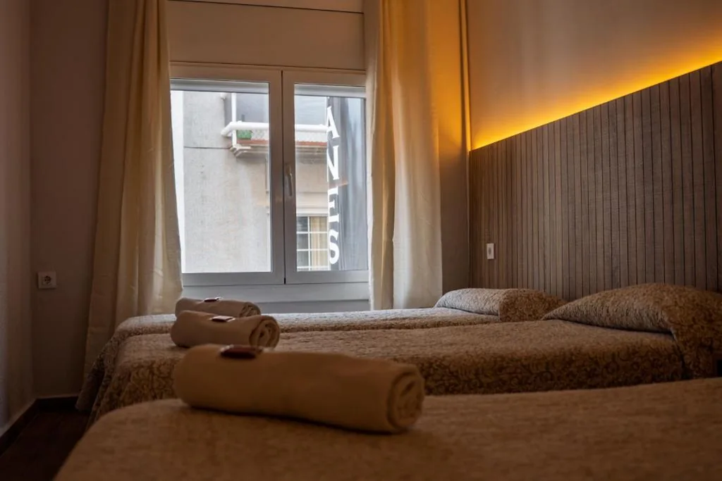 Habitación Triple Superior — Can Setmanes by CozyCatalonia - Hostal Central Blanes
