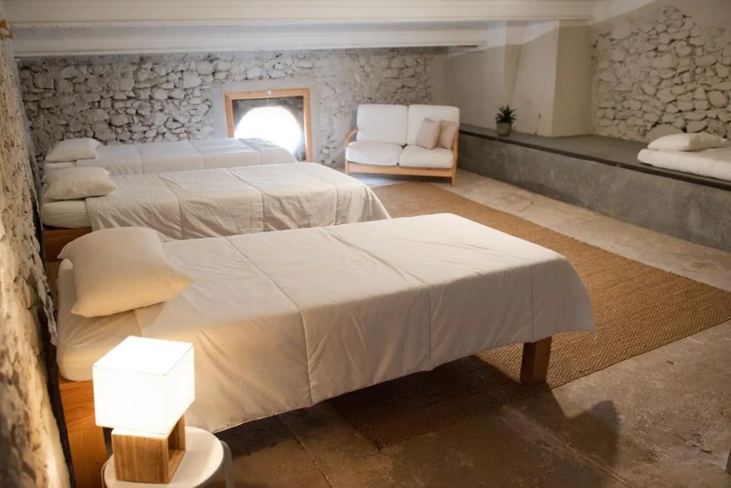 Cama individual en habitación compartida — Can Traver de Besalú