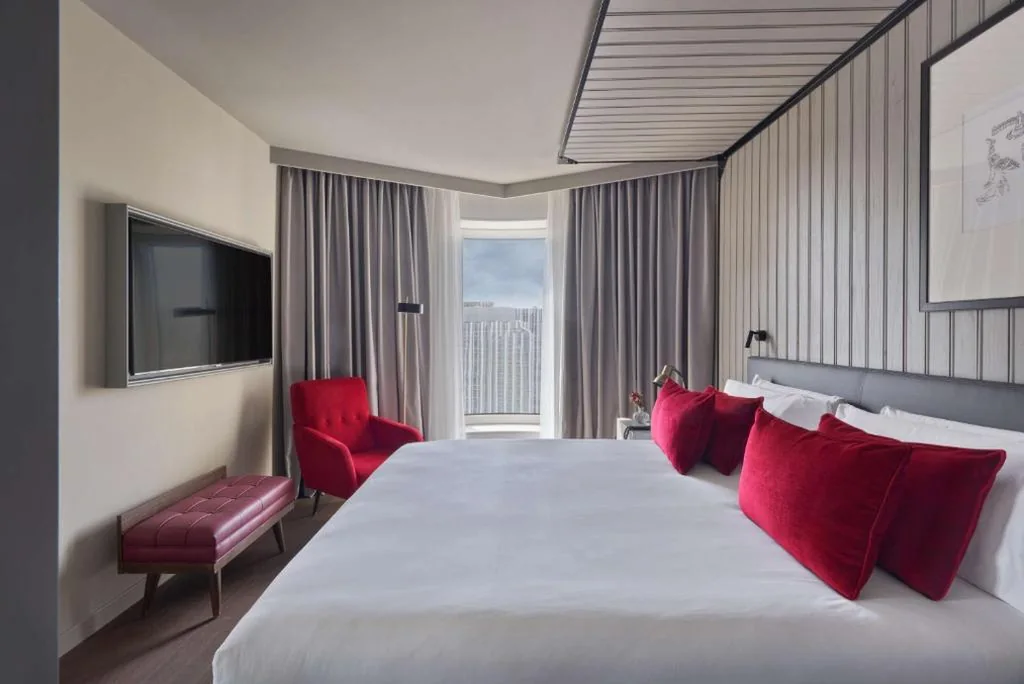 Quarto com cama extragrande e vista para a cidade — Canopy by Hilton Madrid Castellana