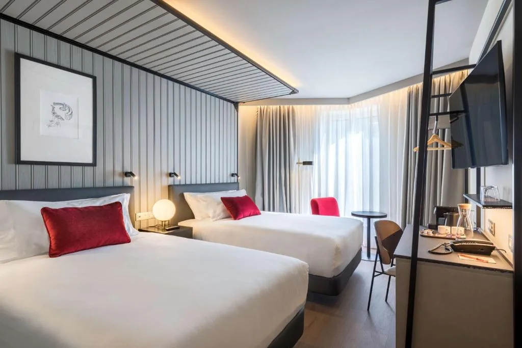 Quarto Duplo com vista para a cidade - 2 camas de casal — Canopy by Hilton Madrid Castellana