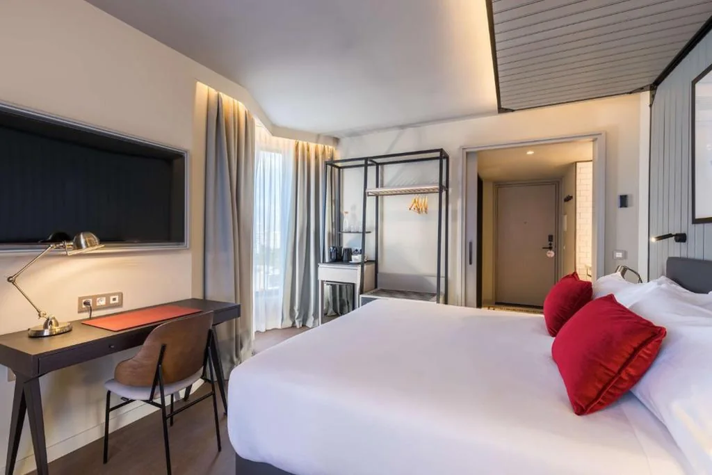 Quarto Duplo Premium de canto - 1 cama extragrande — Canopy by Hilton Madrid Castellana