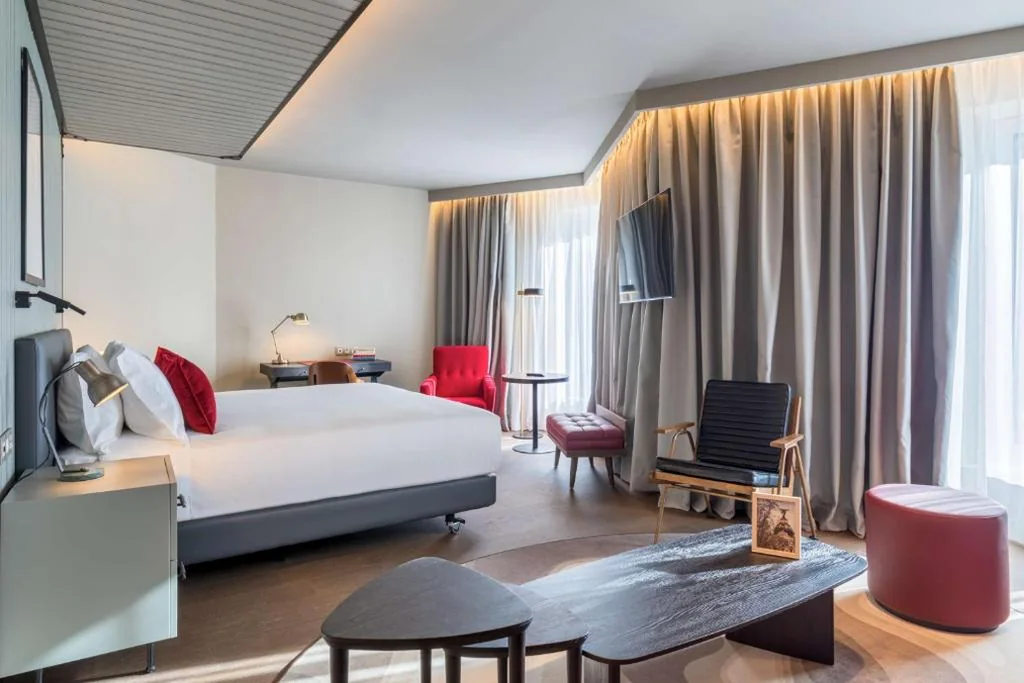 Suite Junior Premium com cama extragrande — Canopy by Hilton Madrid Castellana