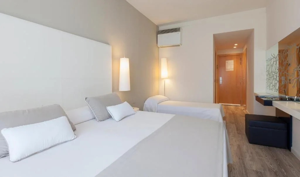 Habitación Triple con vistas al mar (2 adultos + 1 niño) — Canyelles Platja