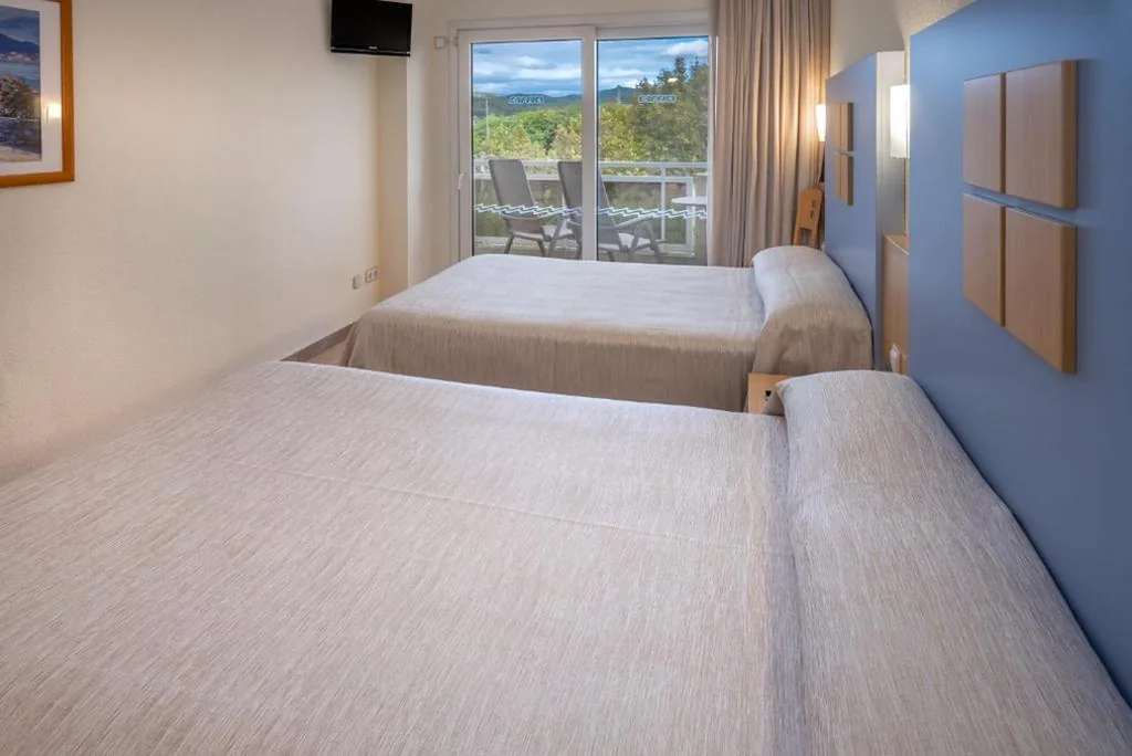 Chambre quadruple — Caprici Beach Hotel & Spa