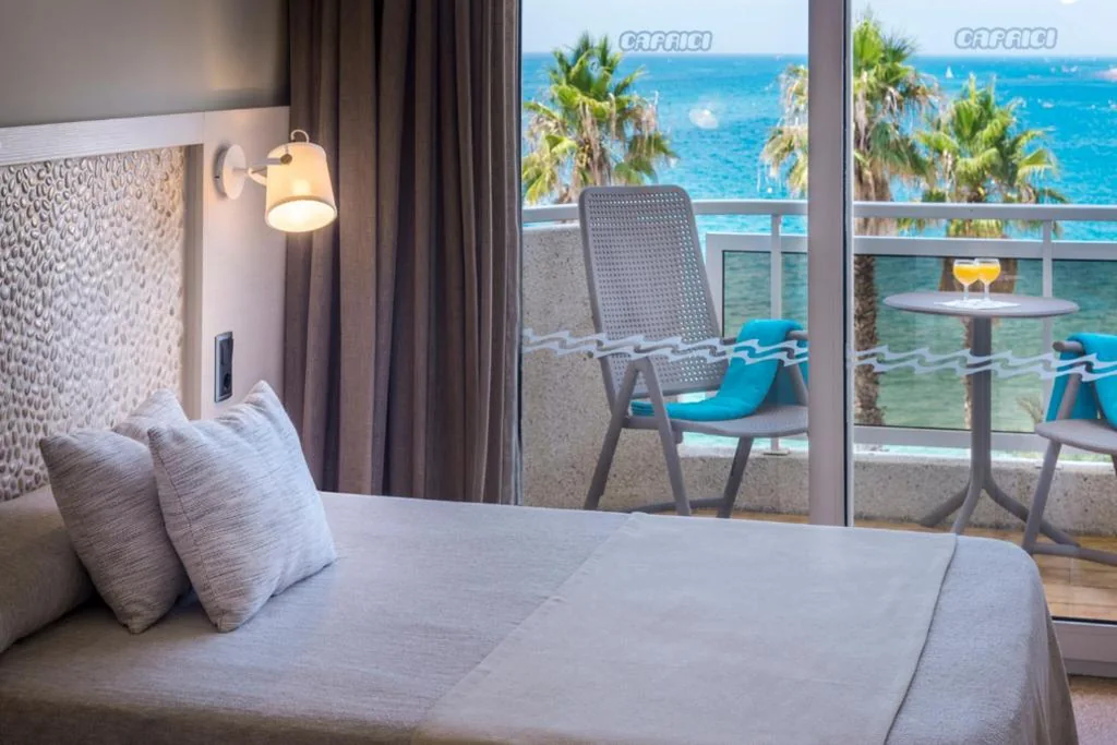 Chambre double Privilege avec vue latérale sur la mer — Caprici Beach Hotel & Spa